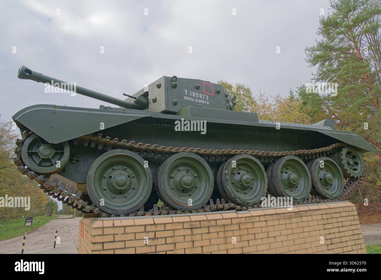 Mémorial de la 7e division blindée (Desert rats), char Cromwell Little Audrey II de la seconde Guerre mondiale sur socle en brique avec plaque de marbre, près de Mundford, Norfolk, Royaume-Uni Banque D'Images