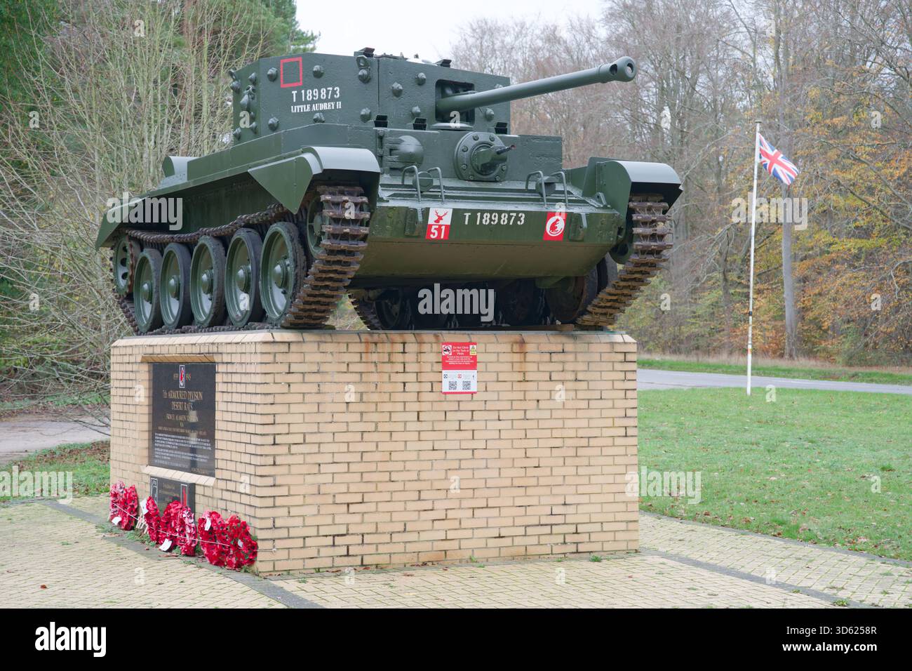 Mémorial de la 7e division blindée (Desert rats), char Cromwell Little Audrey II de la seconde Guerre mondiale sur socle en brique avec plaque de marbre, près de Mundford, Norfolk, Royaume-Uni Banque D'Images