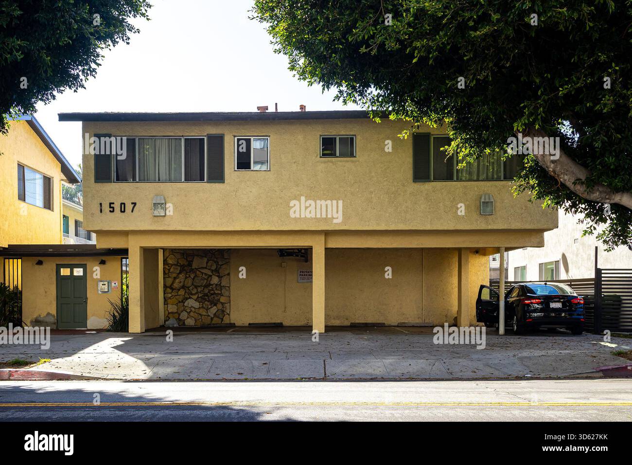Un immeuble d'appartements de style dingbat à Los Angeles, en Californie, typique de l'architecture Sun Belt des années 1950 et 1960, avec des places de parking « soft story » Banque D'Images