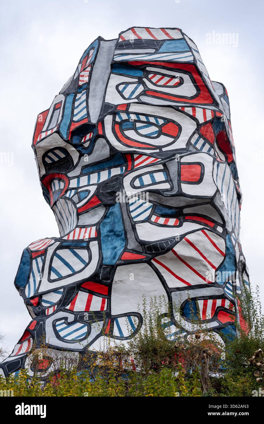 La Tour aux figures une sculpture monumentale conçue par l'artiste français Jean Dubuffet dans le parc de l'Île Saint-Germain Banque D'Images