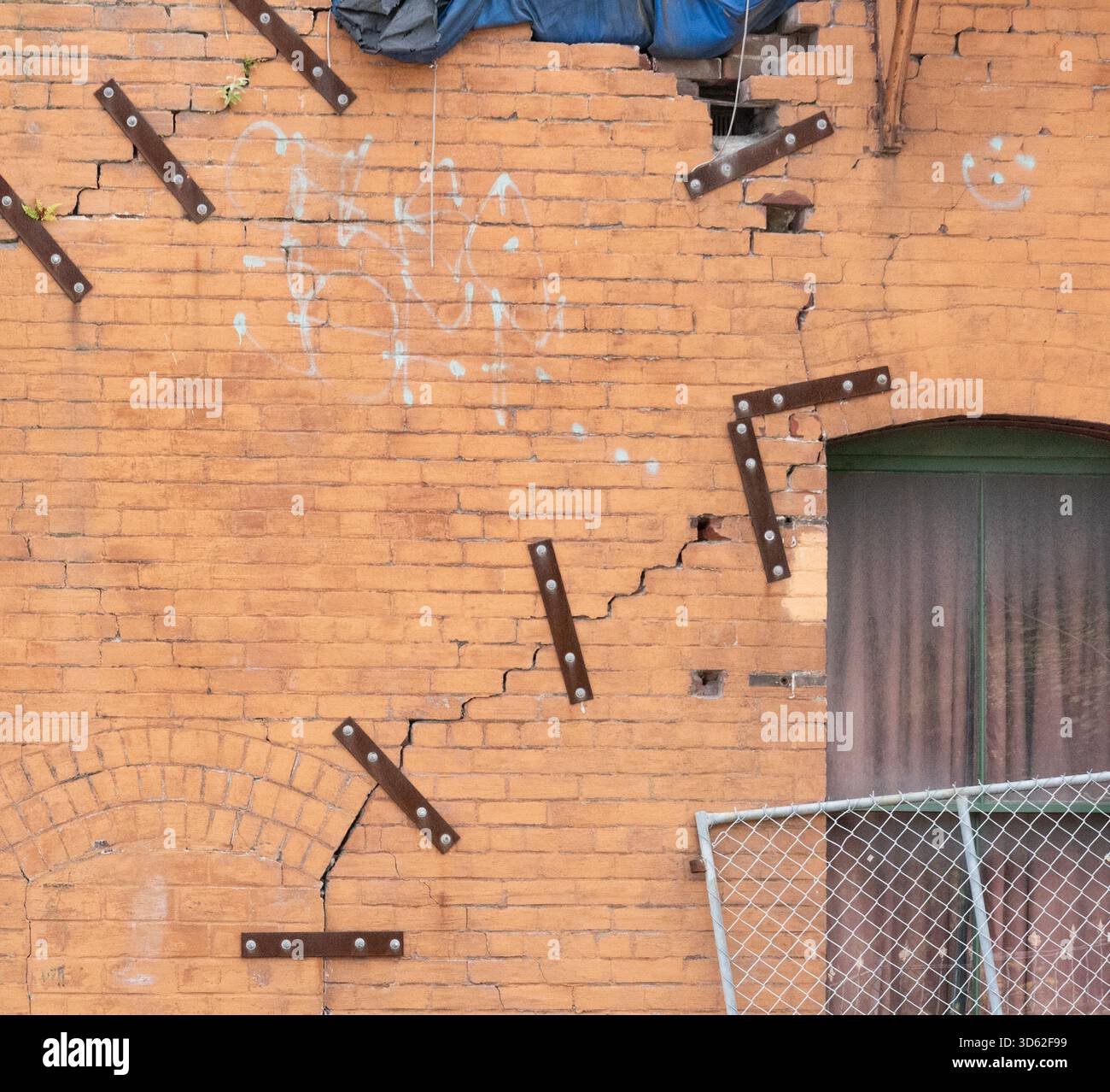 Réparations temporaires d'un bâtiment endommagé par le tremblement de terre à Lyttelton, Nouvelle-Zélande Banque D'Images