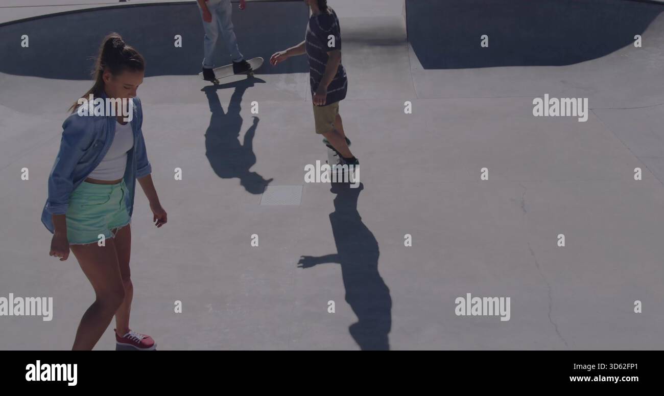 Trio de skateboard avec skateboards, chemise en denim et tee-shirt rayé sur bol en béton, ombres projetées Banque D'Images