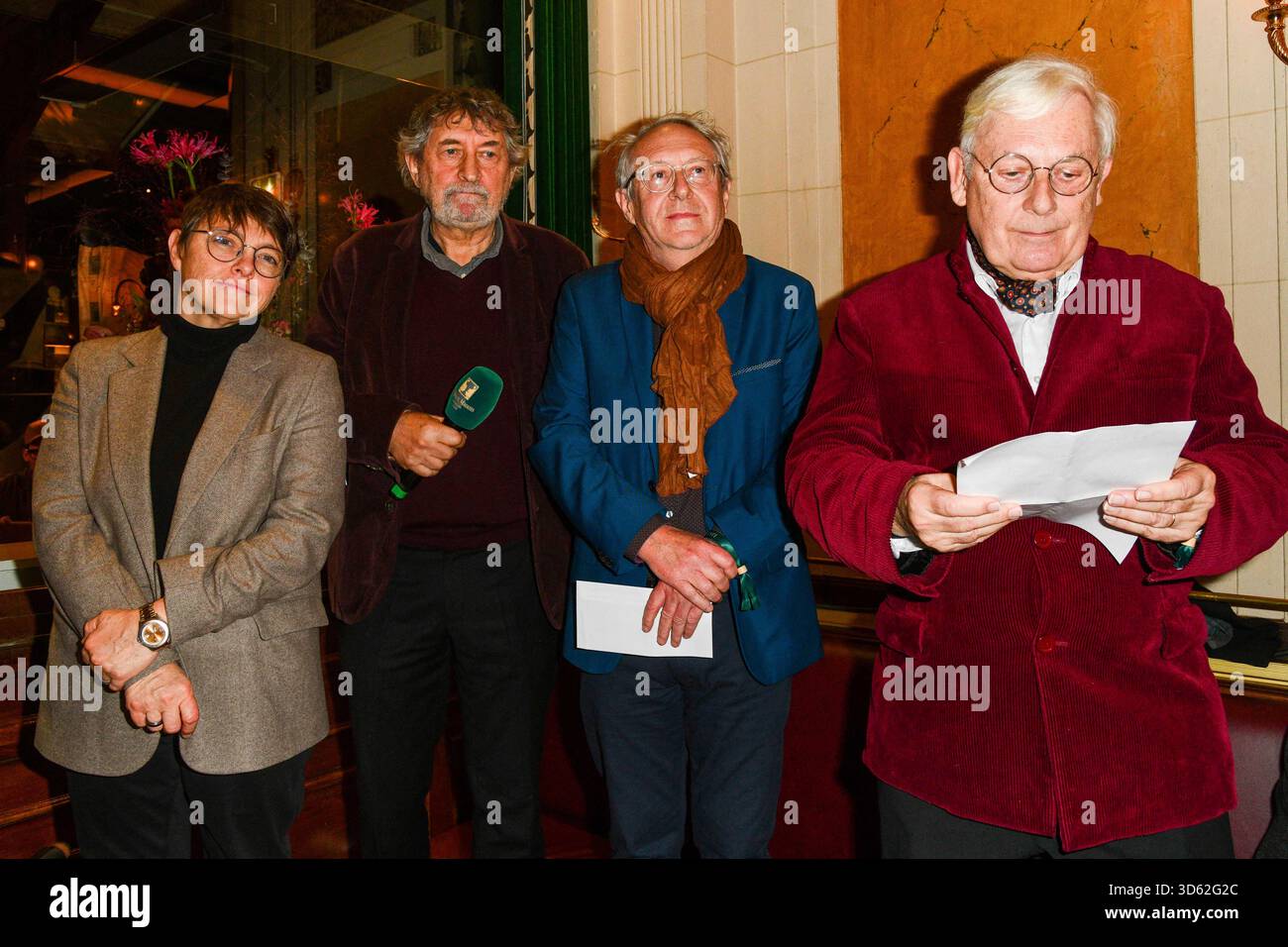 Paris, France. 17 novembre 2025. Catherine Mathivat et Etienne Faure 'séries parisiennes' lors de la cérémonie du Prix Guillaume Appolinaire 2025 aux deux Magots le 17 novembre 2025 à Paris. Photo ShootPix/ABACAPRESS.COM crédit : Abaca Press/Alamy Live News Banque D'Images
