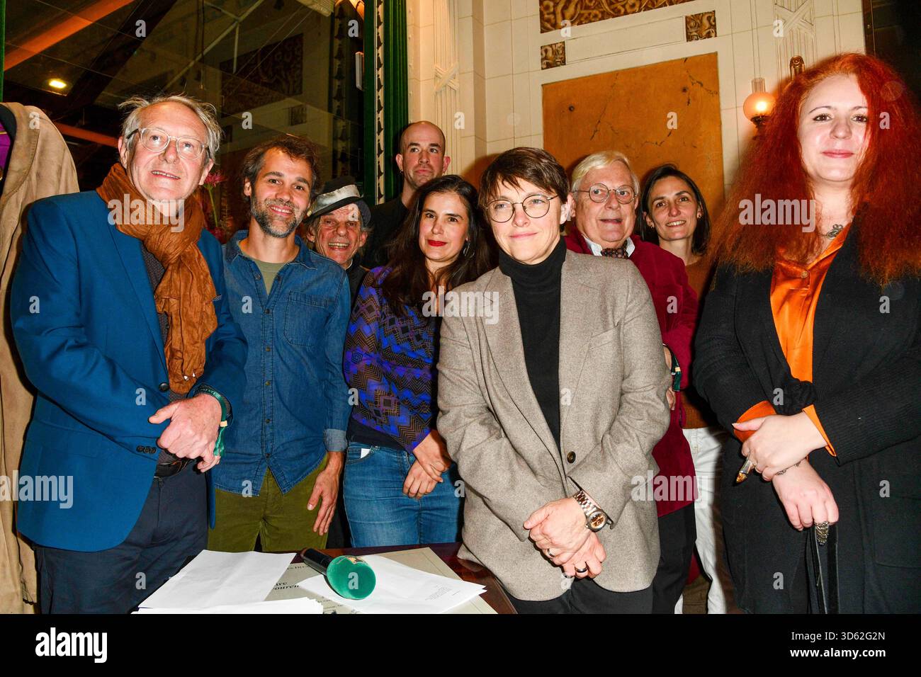 Paris, France. 17 novembre 2025. (G-d) Etienne Faure, Benjamin Guerin, Denis lavant, Tom Buron, Laura Tirandaz et Catherine Mathivat lors de la cérémonie du Prix Guillaume Appolinaire 2025 aux deux Magots le 17 novembre 2025 à Paris. Photo ShootPix/ABACAPRESS.COM crédit : Abaca Press/Alamy Live News Banque D'Images