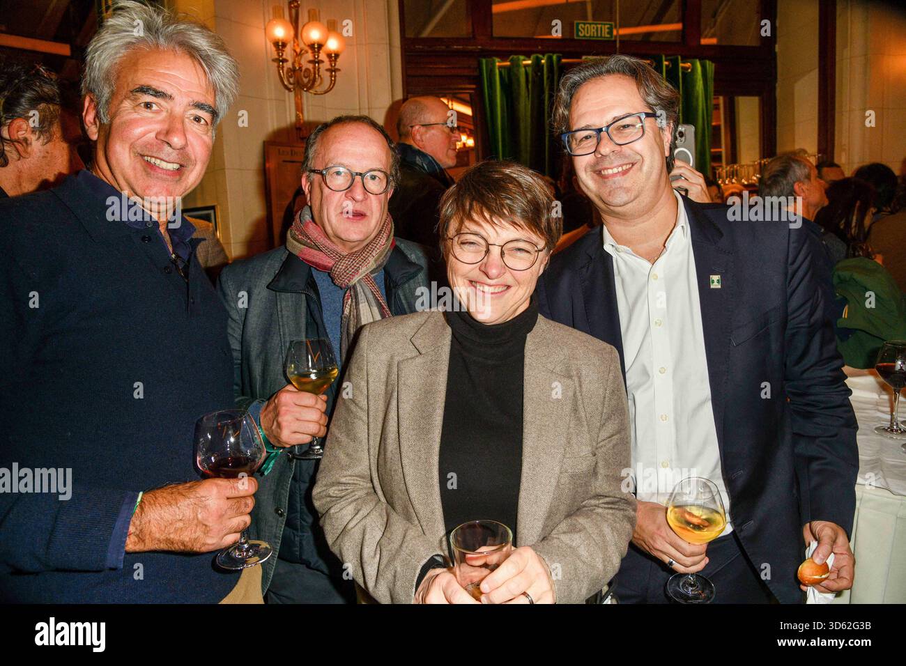 Paris, France. 17 novembre 2025. Catherine Mathivat, Jacques Vergnaud à la cérémonie du Prix Guillaume Appolinaire 2025 aux deux Magots le 17 novembre 2025 à Paris. Photo ShootPix/ABACAPRESS.COM crédit : Abaca Press/Alamy Live News Banque D'Images