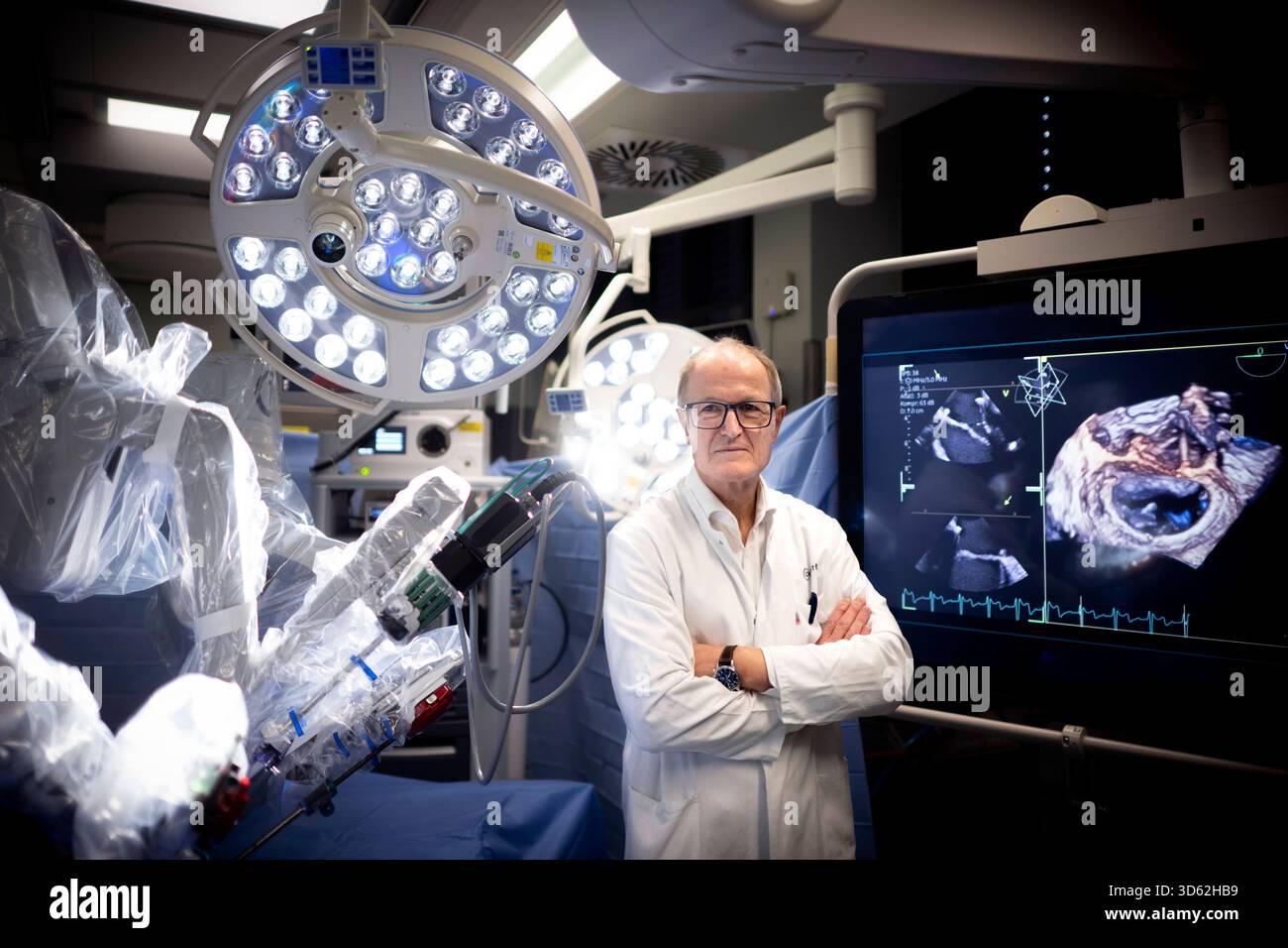Professeur Dr Volkmar Falk, Roboter in der Herzchirurgie DEU, Deutschland, Allemagne, Berlin, 12.11.2025 Portrait Prof. Dr Volkmar Falk , Aerztlicher Direktor am DHZC , BEI einer Vorfuerung einer robotergestuetzte Operation an Herzklappen vom Da-Vinci-Robotiksystem im Deutschen Herzzentrum im Rudolf-Virchow-Krankenhaus der Berliner Charite in Berlin Deutschland . Die robotergestuetzte chirurgie ist ein modernes Operators Verfahren in der Medizin. SIE ermoeglicht dem Operateur, minimalinvasive Operationstechniken mit Unterstuetzung des roboterassistierten Systems noch exakter und sicherer durchzufu Banque D'Images