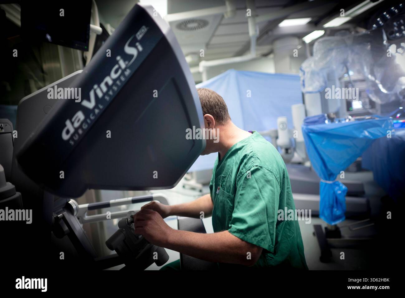 Roboter in der Herzchirurgie DEU, Deutschland, Allemagne, Berlin, 12.11.2025 Prof. Dr Joerg Kempfert , Leitender Oberarzt Herzchirurgie am DHZC , BEI einer Vorfuerung einer robotergestuetzte Operation an Herzklappen vom Da-Vinci-Robotiksystem im Deutschen Herzzentrum im Rudolf-Virchow-Krankenhaus der Berliner Charite in Berlin Deutschland . Die robotergestuetzte chirurgie ist ein modernes Operators Verfahren in der Medizin. SIE ermoeglicht dem Operateur, minimalinvasive Operationstechniken mit Unterstuetzung des roboterassistierten Systems noch exakter und sicherer durchzufuehren als konventio Banque D'Images