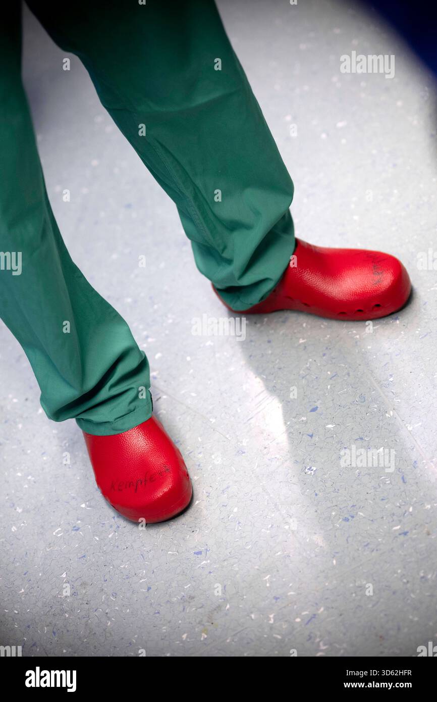 Hygiène DEU, Deutschland, Allemagne, Berlin, 12.11.2025 Sicherheitsschuh fuer Hygiene mit dem Namen Kempfert fuer den Operationssaal BEI einer Vorfuerung einer robotergestuetzte Operation vom Da-Vinci-Robotiksystem im Deutschen Herzzentrum Herzchirurgie am DHZC im Rudolf-Virchow-Krankenhaus der Berliner Charite in Berlin Deutschland en : chaussure de sécurité pour l'hygiène, nommée Kempfert, pour la salle d'opération lors d'une démonstration d'une opération robotisée utilisant le système robotique da Vinci au Centre allemand de cardiologie DHZC de l'hôpital Rudolf Virchow du CharitÃ à Berlin, Ger Banque D'Images