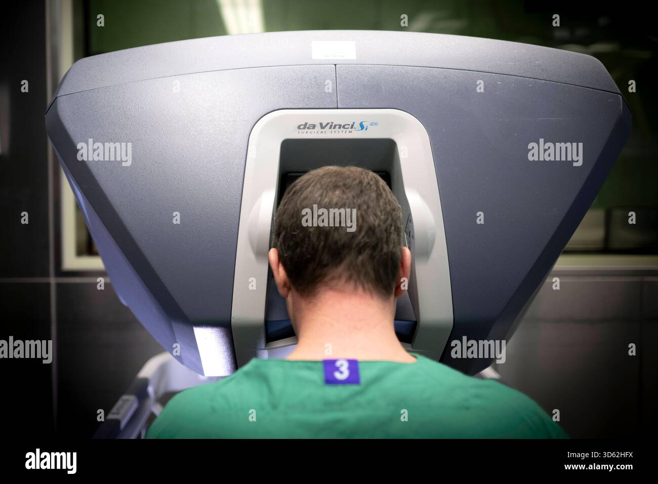 Roboter in der Herzchirurgie DEU, Deutschland, Allemagne, Berlin, 12.11.2025 Prof. Dr Joerg Kempfert , Jörg Leitender Oberarzt chirurgie Herzam DHZC , BEI einer Vorfuerung einer robotergestuetzte Operation an Herzklappen vom Da-Vinci-Robotiksystem im Deutschen Herzzentrum im Rudolf-Virchow-Krankenhaus der Berliner Charite in Berlin Deutschland . Die robotergestuetzte chirurgie ist ein modernes Operators Verfahren in der Medizin. SIE ermoeglicht dem Operateur, minimalinvasive Operationstechniken mit Unterstuetzung des roboterassistierten Systems noch exakter und sicherer durchzufuehren als konv Banque D'Images
