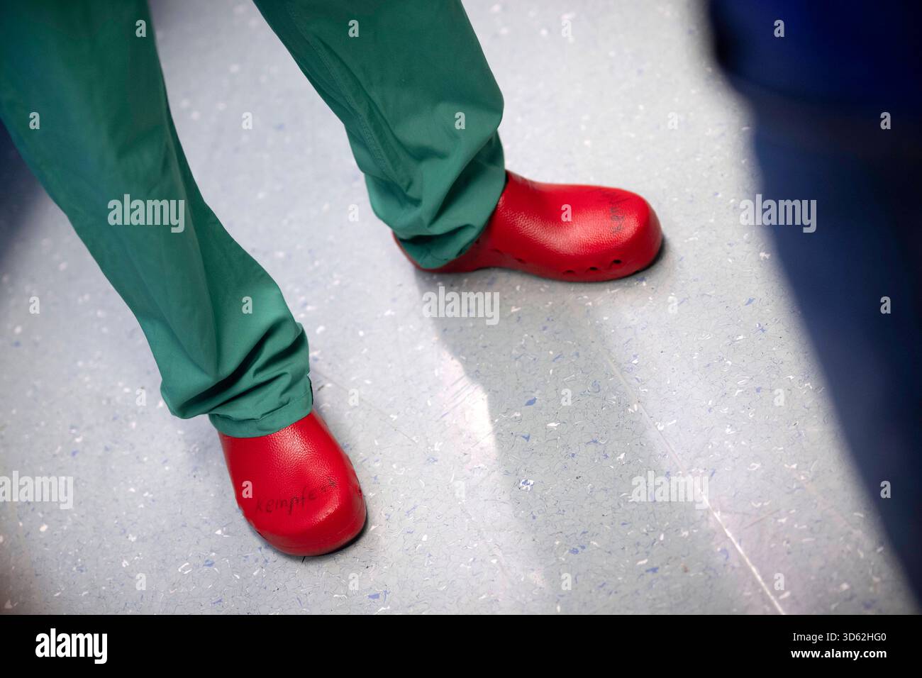 Hygiène DEU, Deutschland, Allemagne, Berlin, 12.11.2025 Sicherheitsschuh fuer Hygiene mit dem Namen Kempfert fuer den Operationssaal BEI einer Vorfuerung einer robotergestuetzte Operation vom Da-Vinci-Robotiksystem im Deutschen Herzzentrum Herzchirurgie am DHZC im Rudolf-Virchow-Krankenhaus der Berliner Charite in Berlin Deutschland en : chaussure de sécurité pour l'hygiène, nommée Kempfert, pour la salle d'opération lors d'une démonstration d'une opération robotisée utilisant le système robotique da Vinci au Centre allemand de cardiologie DHZC de l'hôpital Rudolf Virchow du CharitÃ à Berlin, Ger Banque D'Images