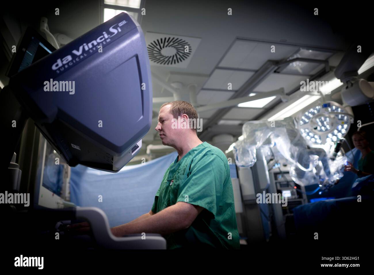 Roboter in der Herzchirurgie DEU, Deutschland, Allemagne, Berlin, 12.11.2025 Prof. Dr Joerg Kempfert , Leitender Oberarzt Herzchirurgie am DHZC , BEI einer Vorfuerung einer robotergestuetzte Operation an Herzklappen vom Da-Vinci-Robotiksystem im Deutschen Herzzentrum im Rudolf-Virchow-Krankenhaus der Berliner Charite in Berlin Deutschland . Die robotergestuetzte chirurgie ist ein modernes Operators Verfahren in der Medizin. SIE ermoeglicht dem Operateur, minimalinvasive Operationstechniken mit Unterstuetzung des roboterassistierten Systems noch exakter und sicherer durchzufuehren als konventio Banque D'Images