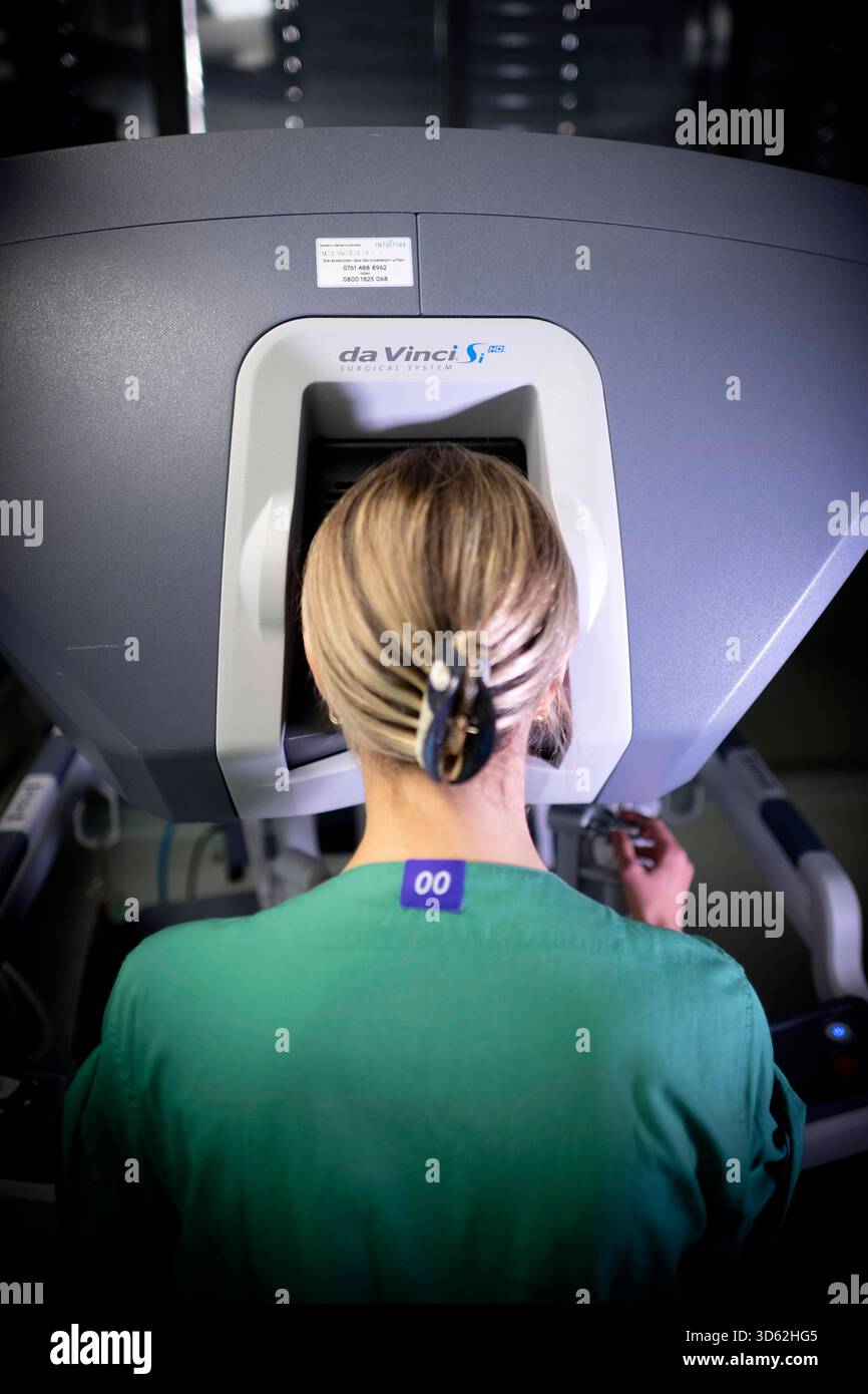 Roboter in der Herzchirurgie DEU, Deutschland, Allemagne, Berlin, 12.11.2025 Emilija Miskinyte , Assistenzaerztin Herzchirurgie am DHZC , BEI einer Vorfuerung einer robotergestuetzte Operation an Herzklappen vom Da-Vinci-Robotiksystem im Deutschen Herzzentrum im Rudolf-Virchow-Kranhaus der Berliner Charite in Berlin Deutschland . Die robotergestuetzte chirurgie ist ein modernes Operators Verfahren in der Medizin. SIE ermoeglicht dem Operateur, minimalinvasive Operationstechniken mit Unterstuetzung des roboterassistierten Systems noch exakter und sicherer durchzufuehren als konventionelle min Banque D'Images