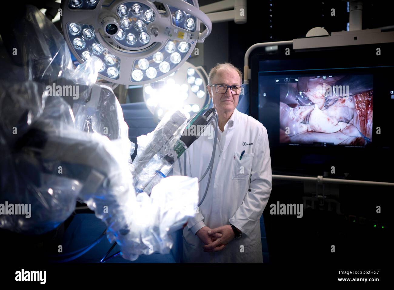 Professeur Dr Volkmar Falk, Roboter in der Herzchirurgie DEU, Deutschland, Allemagne, Berlin, 12.11.2025 Portrait Prof. Dr Volkmar Falk , Aerztlicher Direktor am DHZC , BEI einer Vorfuerung einer robotergestuetzte Operation an Herzklappen vom Da-Vinci-Robotiksystem im Deutschen Herzzentrum im Rudolf-Virchow-Krankenhaus der Berliner Charite in Berlin Deutschland . Die robotergestuetzte chirurgie ist ein modernes Operators Verfahren in der Medizin. SIE ermoeglicht dem Operateur, minimalinvasive Operationstechniken mit Unterstuetzung des roboterassistierten Systems noch exakter und sicherer durchzufu Banque D'Images