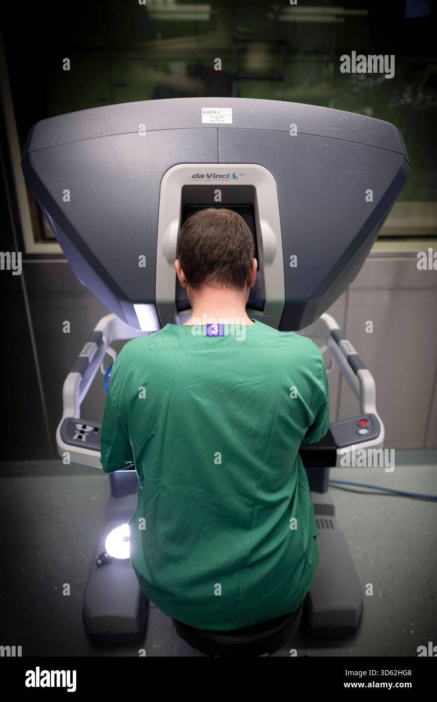 Roboter in der Herzchirurgie DEU, Deutschland, Allemagne, Berlin, 12.11.2025 Prof. Dr Joerg Kempfert , Jörg Leitender Oberarzt chirurgie Herzam DHZC , BEI einer Vorfuerung einer robotergestuetzte Operation an Herzklappen vom Da-Vinci-Robotiksystem im Deutschen Herzzentrum im Rudolf-Virchow-Krankenhaus der Berliner Charite in Berlin Deutschland . Die robotergestuetzte chirurgie ist ein modernes Operators Verfahren in der Medizin. SIE ermoeglicht dem Operateur, minimalinvasive Operationstechniken mit Unterstuetzung des roboterassistierten Systems noch exakter und sicherer durchzufuehren als konv Banque D'Images