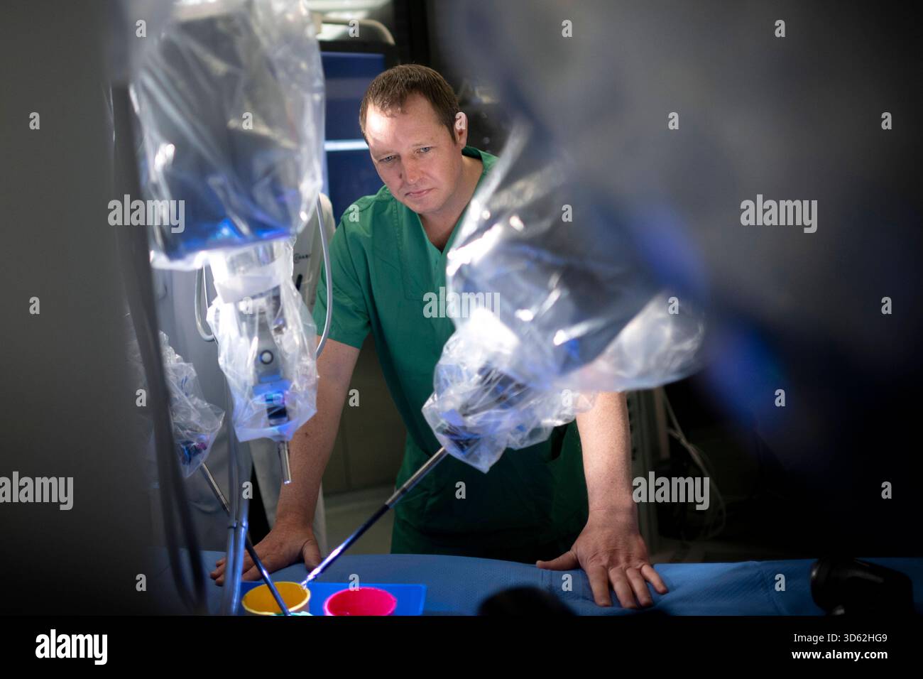 Roboter in der Herzchirurgie DEU, Deutschland, Allemagne, Berlin, 12.11.2025 Prof. Dr Joerg Kempfert , Jörg Leitender Oberarzt chirurgie Herzam DHZC , BEI einer Vorfuerung einer robotergestuetzte Operation an Herzklappen vom Da-Vinci-Robotiksystem im Deutschen Herzzentrum im Rudolf-Virchow-Krankenhaus der Berliner Charite in Berlin Deutschland . Die robotergestuetzte chirurgie ist ein modernes Operators Verfahren in der Medizin. SIE ermoeglicht dem Operateur, minimalinvasive Operationstechniken mit Unterstuetzung des roboterassistierten Systems noch exakter und sicherer durchzufuehren als konv Banque D'Images