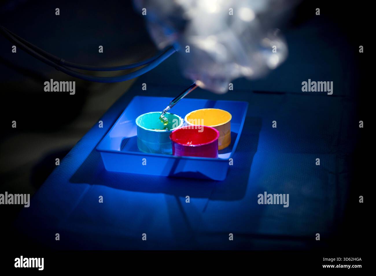 Roboter in der Herzchirurgie DEU, Deutschland, Allemagne, Berlin, 12.11.2025 Symbol test mit Modell Gummibaerchen auf einem Operationstisch als Beispiel fuer eine Herzoperation am DHZC , BEI einer Vorfuerung einer robotergestuetzte Operation an Herzklappen vom Da-Vinci-Robotiksystem im Deutschen Herzzentrum im Rudolf-Virchow-Krankenhaus der Berliner Chartschite Land Allemagne. Die robotergestuetzte chirurgie ist ein modernes Operators Verfahren in der Medizin. SIE ermoeglicht dem Operateur, minimalinvasive Operationstechniken mit Unterstuetzung des roboterassistierten Systems noch exakter u Banque D'Images