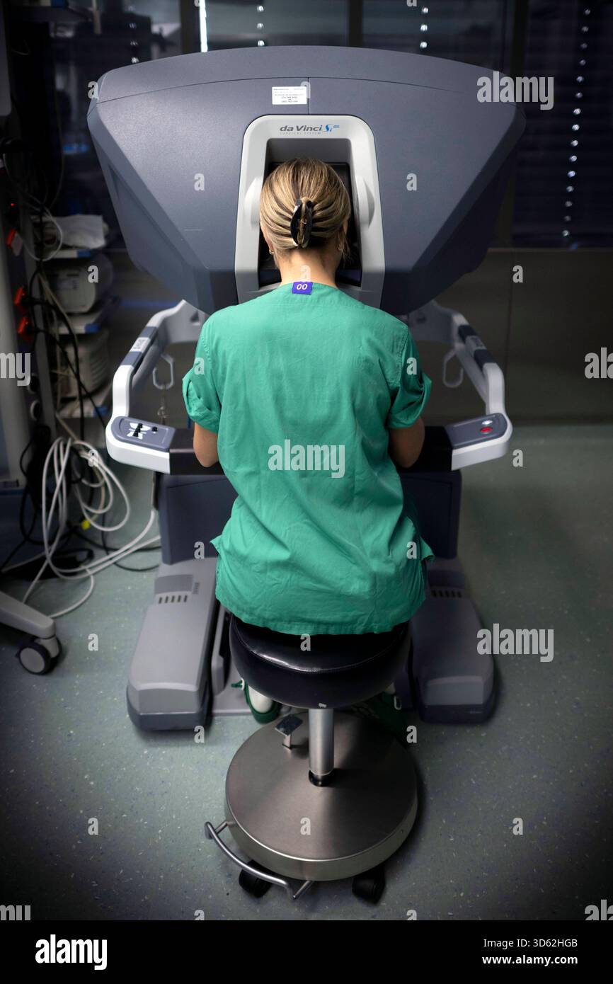 Roboter in der Herzchirurgie DEU, Deutschland, Allemagne, Berlin, 12.11.2025 Emilija Miskinyte , Assistenzaerztin Herzchirurgie am DHZC , BEI einer Vorfuerung einer robotergestuetzte Operation an Herzklappen vom Da-Vinci-Robotiksystem im Deutschen Herzzentrum im Rudolf-Virchow-Kranhaus der Berliner Charite in Berlin Deutschland . Die robotergestuetzte chirurgie ist ein modernes Operators Verfahren in der Medizin. SIE ermoeglicht dem Operateur, minimalinvasive Operationstechniken mit Unterstuetzung des roboterassistierten Systems noch exakter und sicherer durchzufuehren als konventionelle min Banque D'Images