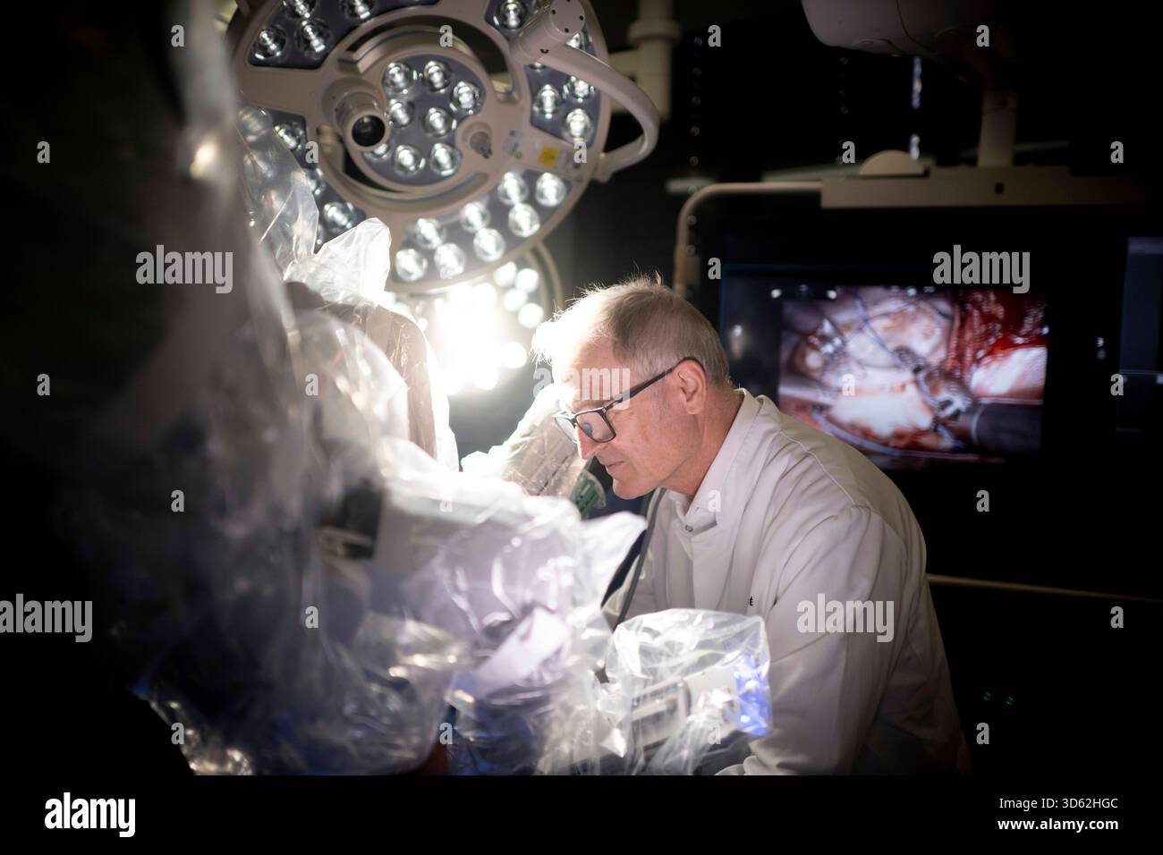 Prof. DocVolkmar Falk, Roboter in der Herzchirurgie DEU, Deutschland, Allemagne, Berlin, 12.11.2025 Prof. DocVolkmar Falk , Aerztlicher Direktor am DHZC , BEI einer Vorfuerung einer robotergestuetzte Operation an Herzklappen vom Da-Vinci-Robotiksystem im Deutschen Herzzentrum im Rudolf-Virchow-Krankenhaus der Berliner Charite in Berlin Deutschland . Die robotergestuetzte chirurgie ist ein modernes Operators Verfahren in der Medizin. SIE ermoeglicht dem Operateur, minimalinvasive Operationstechniken mit Unterstuetzung des roboterassistierten Systems noch exakter und sicherer durchzufuehren als Banque D'Images