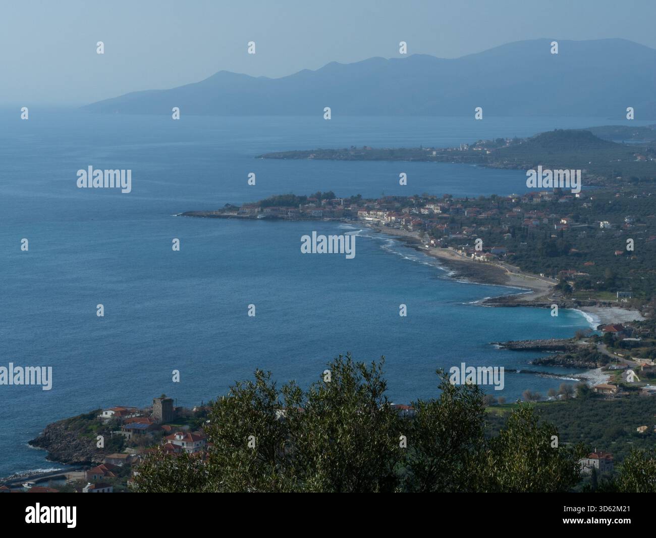 Vue d'Agios Nikolaos et Stoupa au-delà sur la péninsule de Mani, Péloponnèse, Grèce Banque D'Images