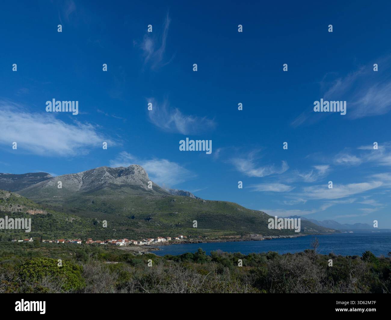 Paysage côtier près d'Oitylo sur la péninsule de Mani, Péloponnèse, Grèce Banque D'Images