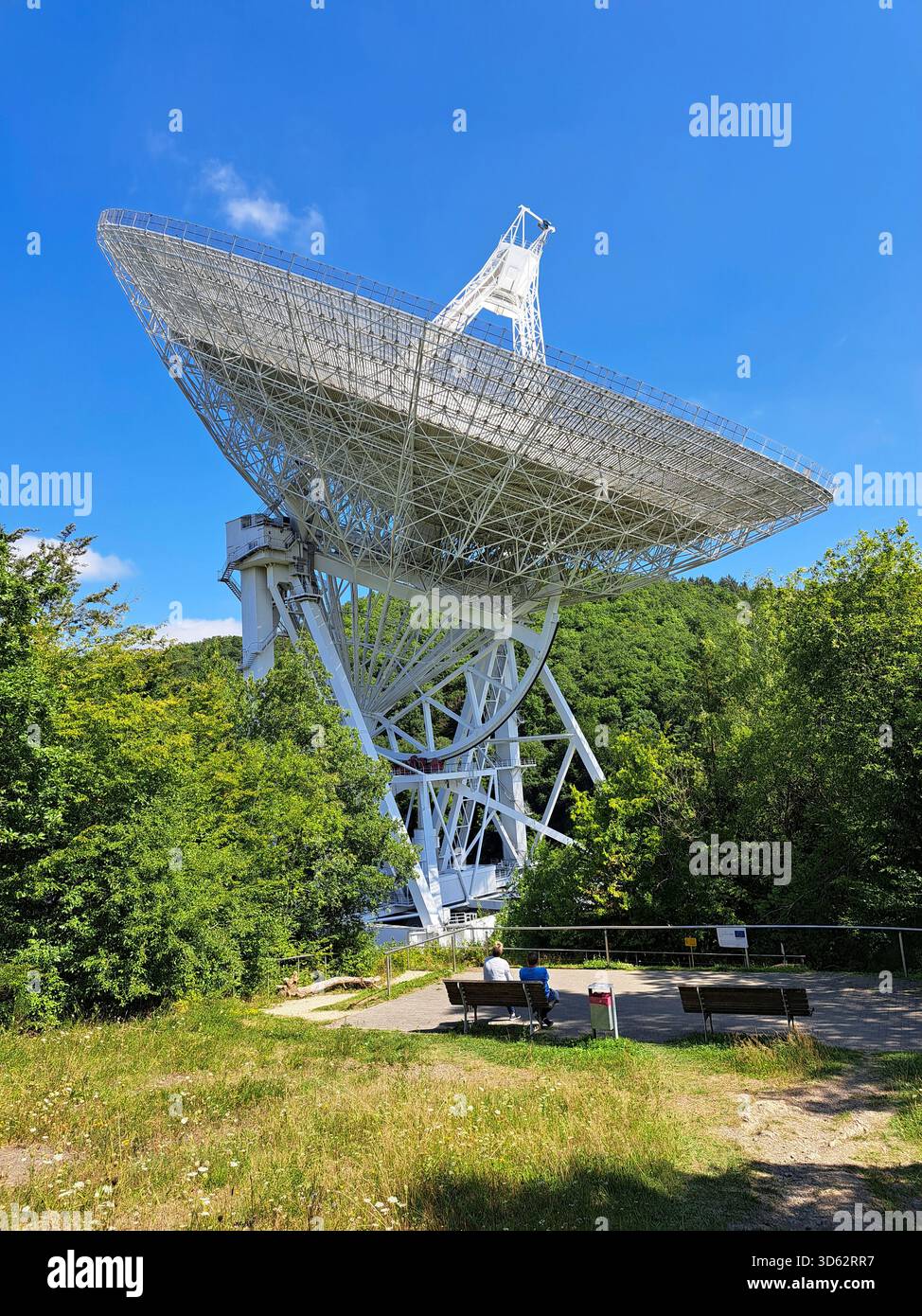 Radiotélescope Effelsberg de l'Institut Max Planck de radioastronomie, Allemagne, Rhénanie du Nord-Westphalie, Bad Muenstereifel Banque D'Images