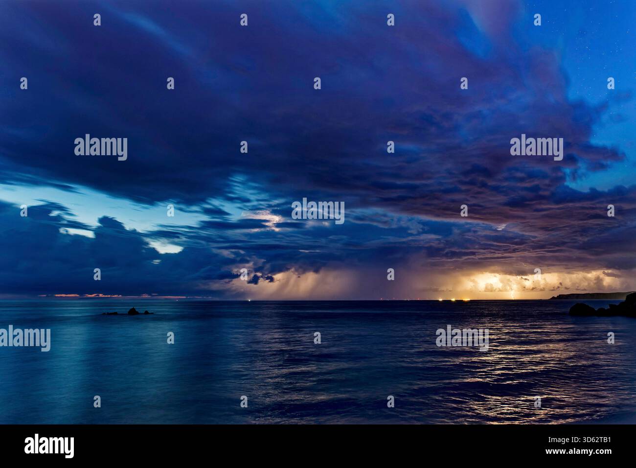 Orage sur la mer la nuit, France, Bretagne, Erquy Banque D'Images