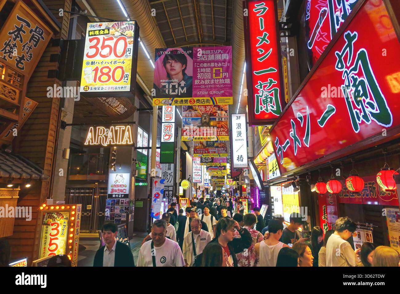 Vie nocturne dans le quartier de Dotonbori avec de grands panneaux lumineux et de nombreux restaurants, Japon, Namba, Osaka Banque D'Images