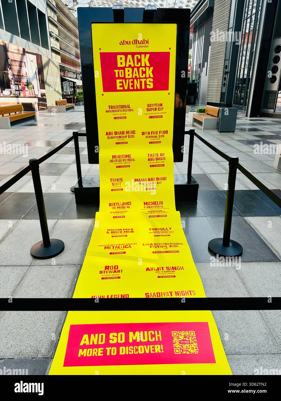 Affiche publicitaire innovante débordante pour le calendrier des événements d'Abu Dhabi - Image de stock capturée avec un smartphone