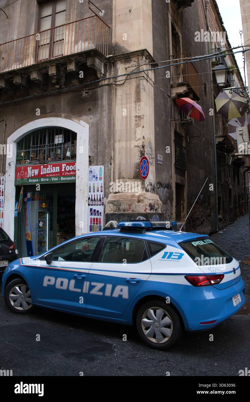 Voiture de police devant un magasin du coin à Catane, Sicile Banque D'Images