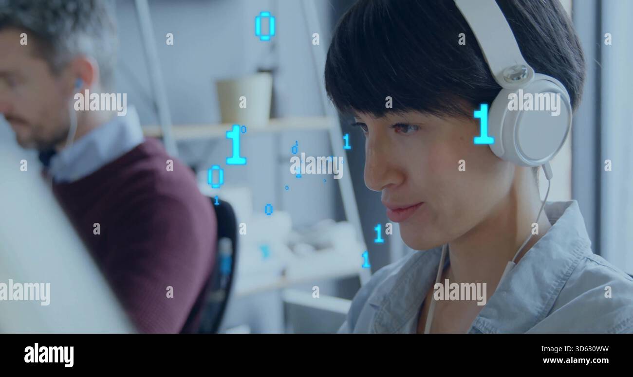 Femme ingénieur travaillant portant un casque circum-aural blanc et une chemise à col léger au bureau avec poubelle Banque D'Images