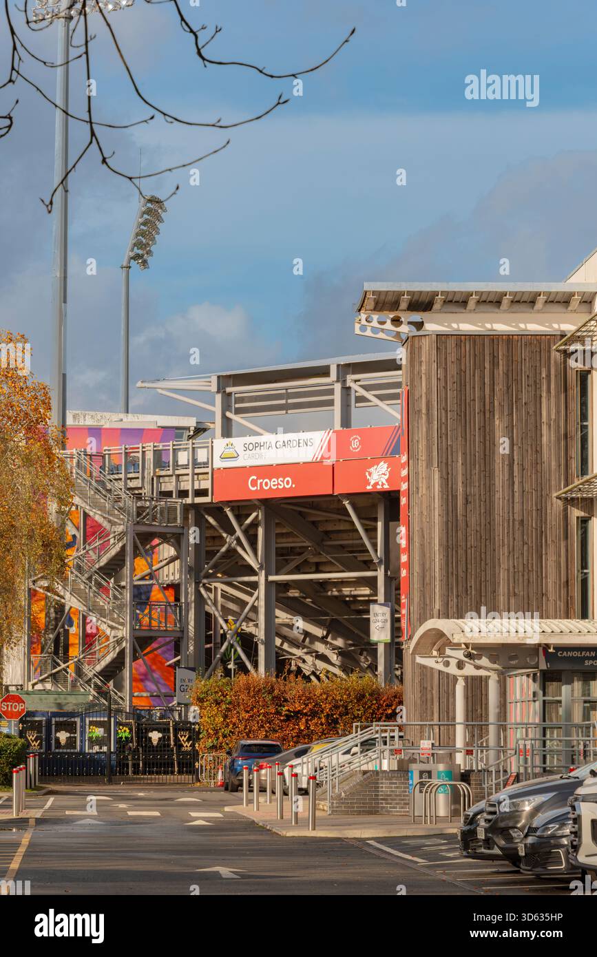 Entrée au stade de cricket de Sophia Gardens à Cardiff, pays de Galles, par temps clair, avec des visiteurs arrivant au site sportif emblématique : Phillip Roberts Banque D'Images