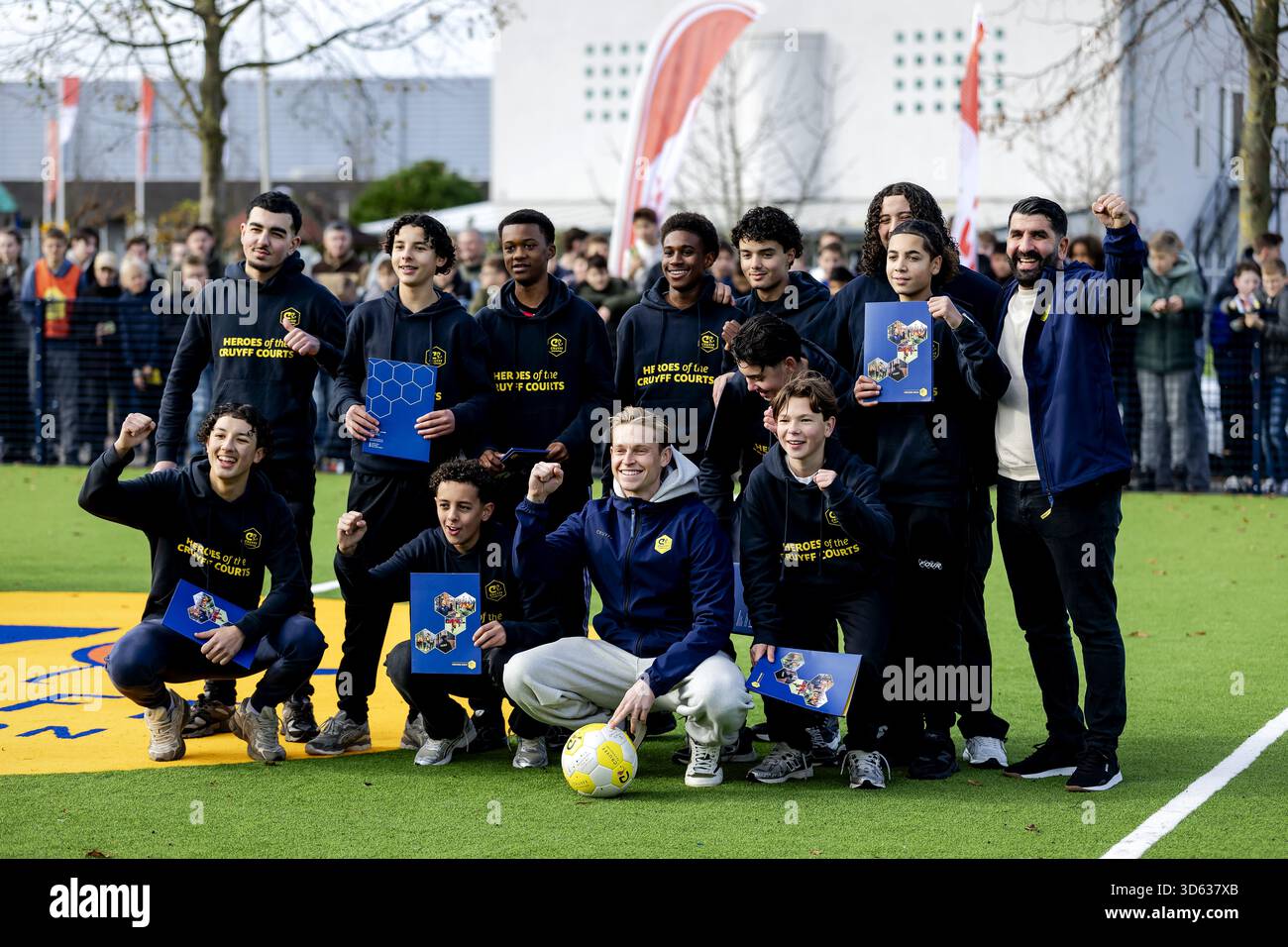 Gorinchem, pays-Bas. 18 novembre 2025. GORINCHEM - Frenkie de Jong lors de l'ouverture d'un Cruyff court au i_campus. Parce que le footballeur a remporté le prix Johan Cruyff en 2019, il a été autorisé à choisir un emplacement pour un nouveau Cruyff court. ANP ROBIN VAN LONKHUIJSEN crédit : ANP/Alamy Live News Banque D'Images