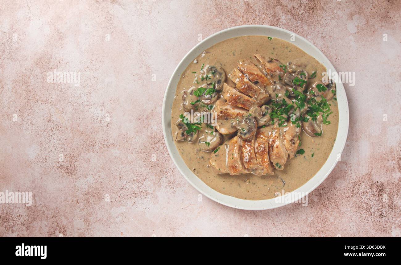 poulet dans une sauce à la crème avec des champignons, sur une assiette, pas de gens Banque D'Images