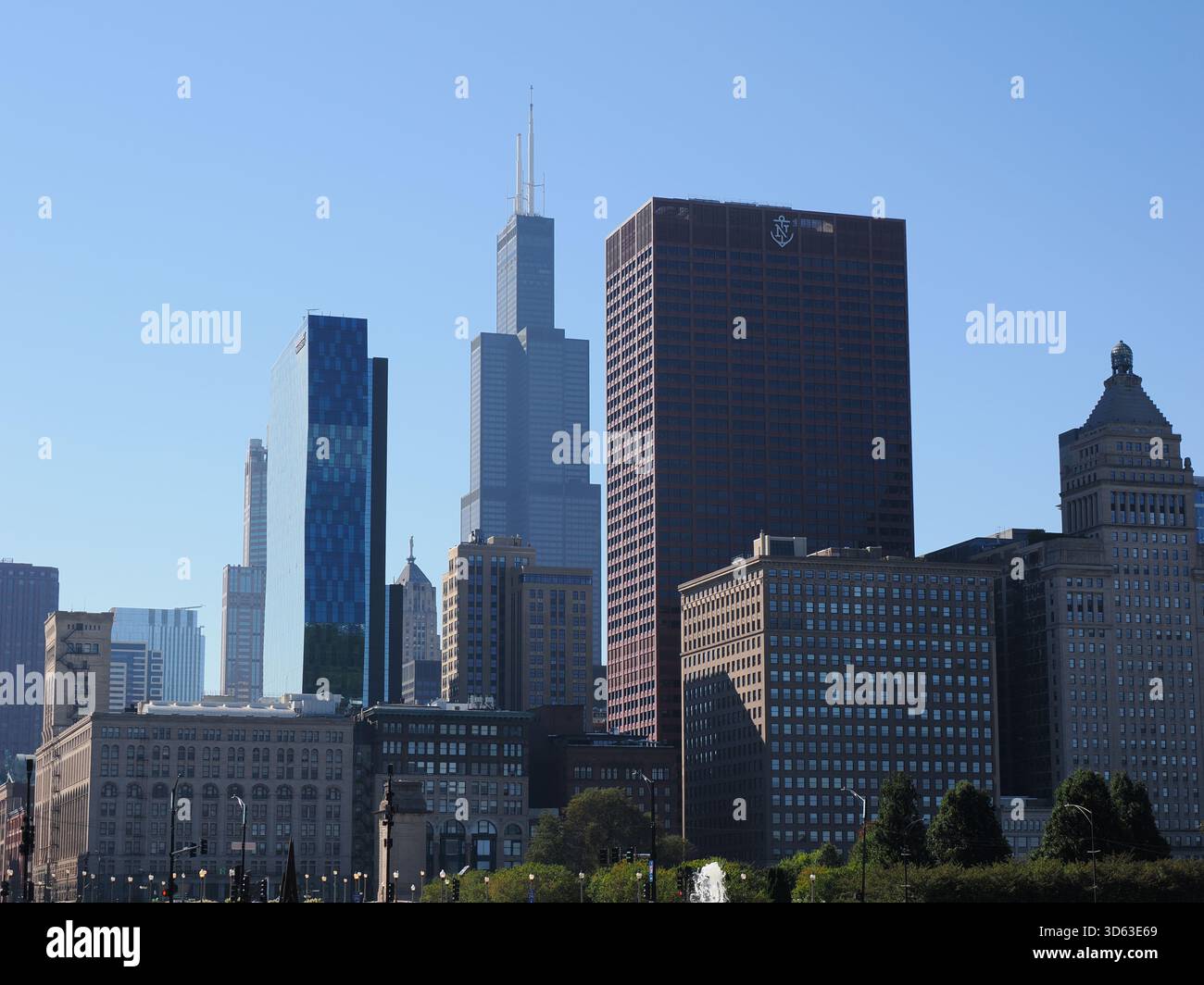 Chicago, États-Unis - 15 septembre 2025 : une vue de l'imposante Willis Tower (Sears Tower) et des gratte-ciel environnants dans la boucle de Chicago, vue depuis Grant P. Banque D'Images