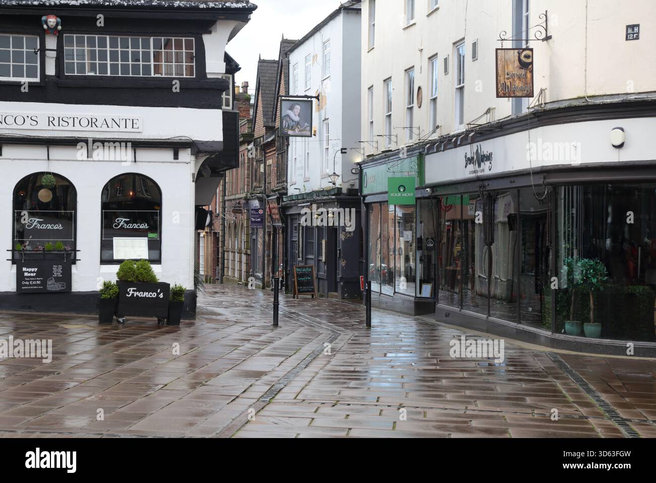Greenmarket, Guildhall et Fisher Street dans la vieille ville de Carlisle, Angleterre, Royaume-Uni, avec des pavés brillants après la pluie, fond, espace de copie Banque D'Images