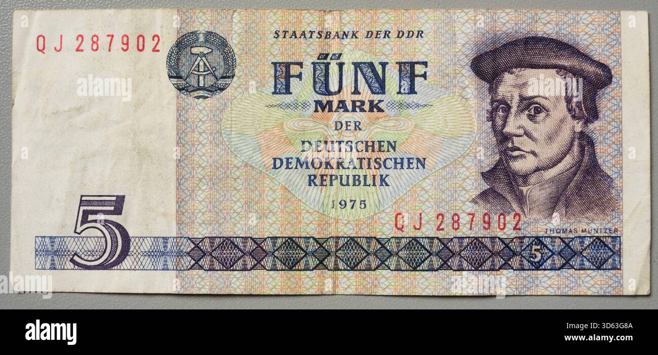 Avers, ancien, hors circulation, 1975, est-allemand, Deutschen Demokratischen Republik, billet de 5 marques. Avec photo du prédicateur et théologien, Tho Banque D'Images