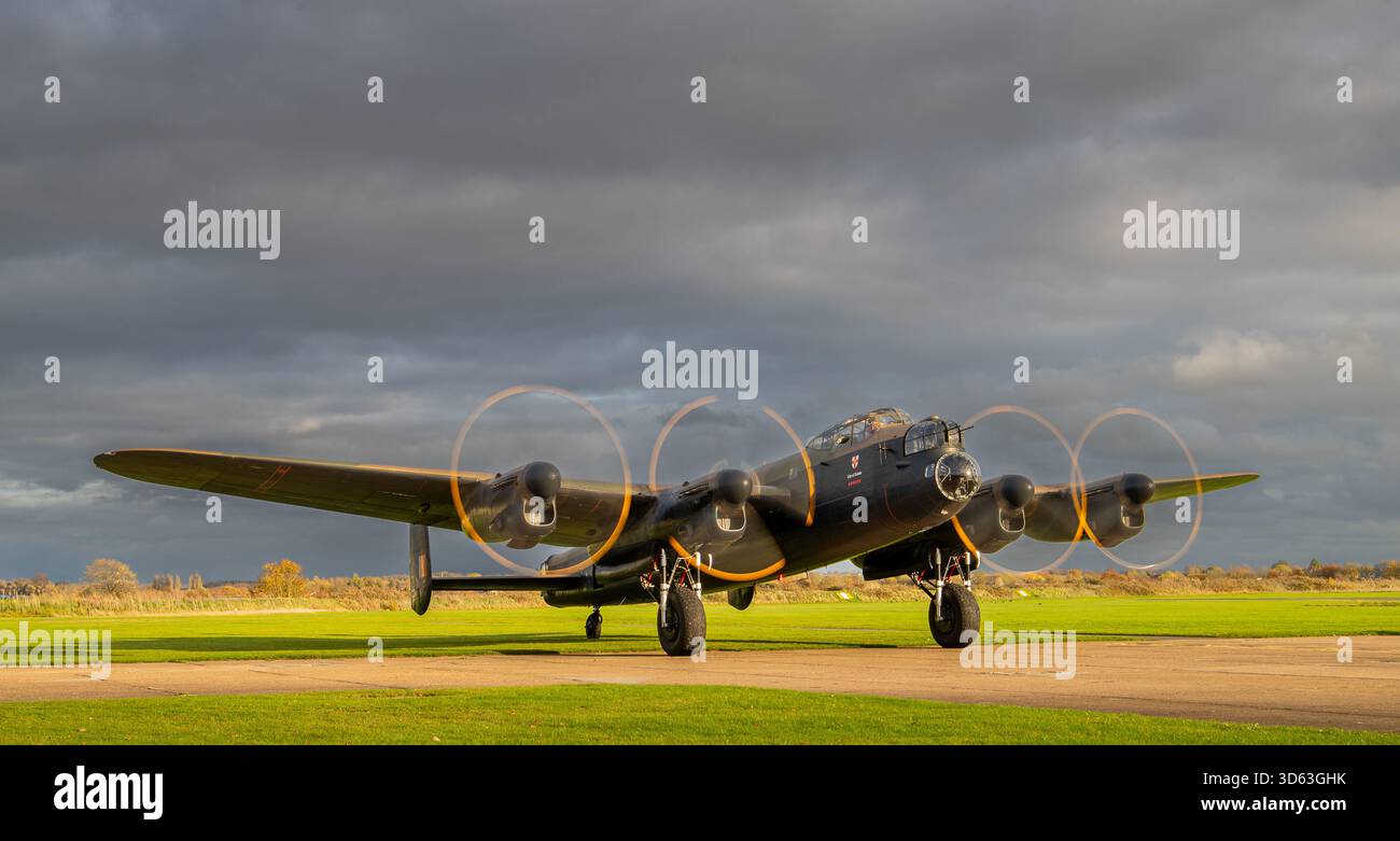 Avro Lancaster avec des moteurs tournant dans des conditions de lumière de l'heure d'or, prise à Cambridgeshire le 3 novembre 2025. Banque D'Images