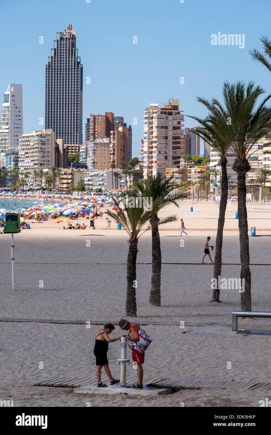 Touristes sur la plage et gratte-ciel à Benidorm, Espagne Banque D'Images