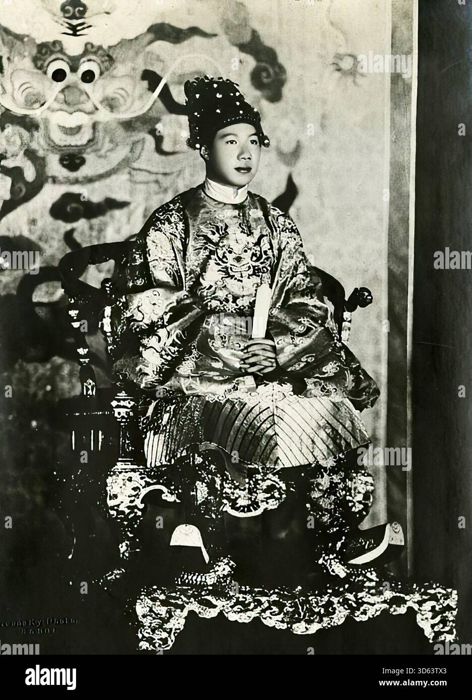 8 janvier 1926. Le prince héritier Nguyễn Phúc Vĩnh Thuy, dernier monarque de la dynastie Nguyễn du Vietnam, monte sur le trône sous le nom de Bảo Đại. Bảo Đại sur le trône dans la salle du trône de Thái Hòa. 1920s ou 1930s. Banque D'Images