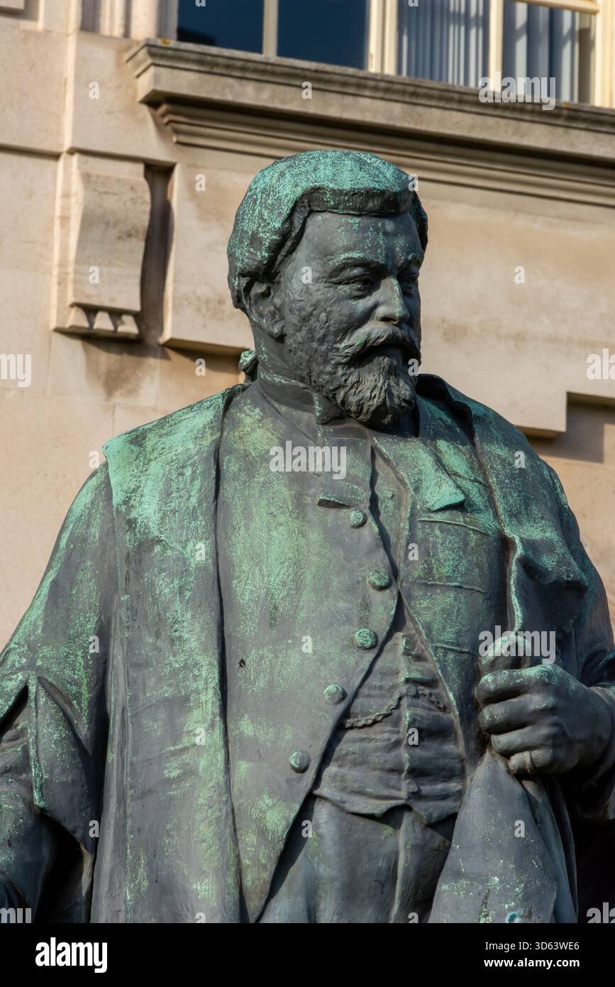 Statue de l'archevêque Gwilym Williams devant le National Museum Cardiff, Cathays Park, South Wales, Royaume-Uni : Phillip Roberts Banque D'Images