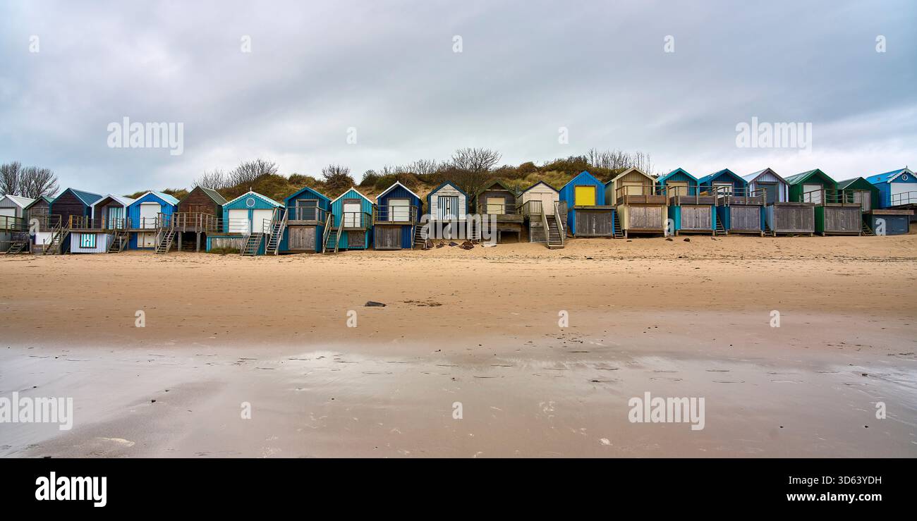Cabanes de plage en novembre sur Abersoch Beach, Llyn Peninsula, pays de Galles Banque D'Images