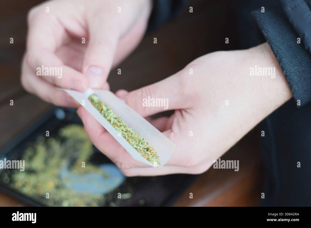 Homme roulant un joint de marijuana, concept de drogue Banque D'Images