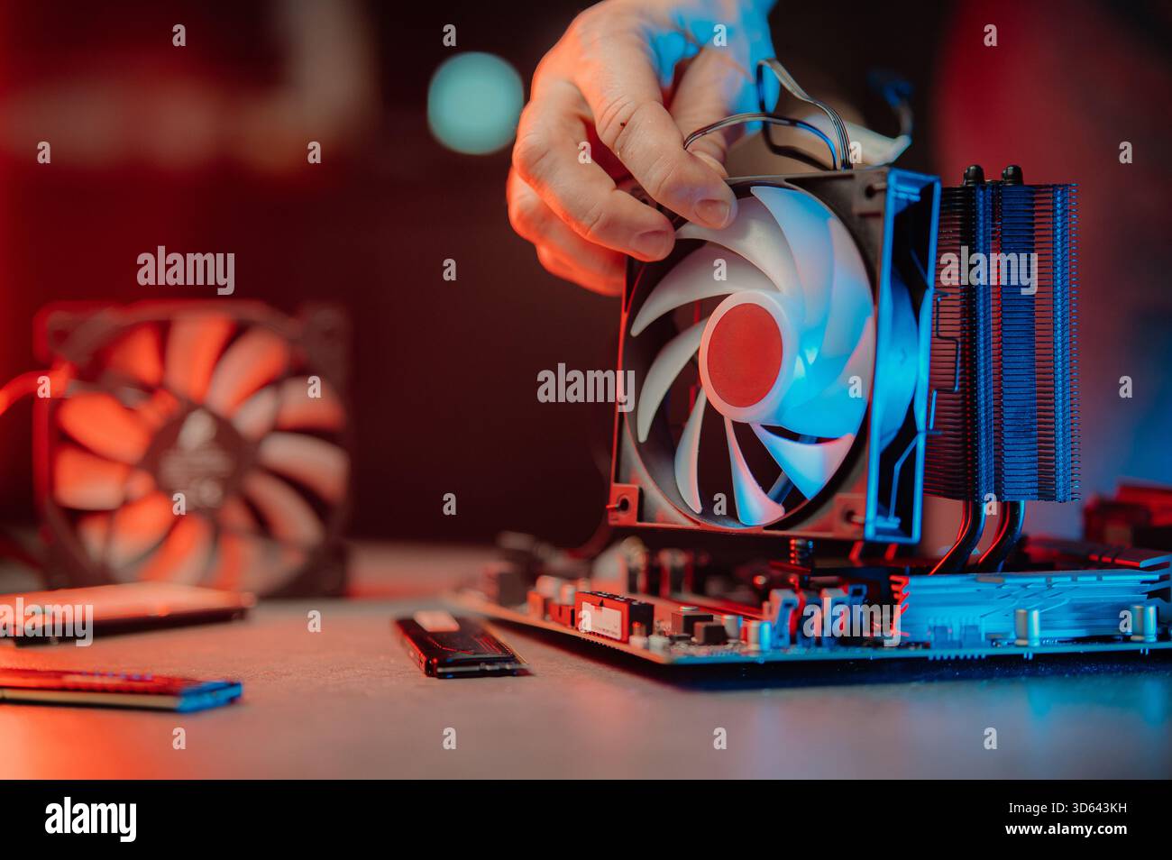 PC Repair.PC pièces de rechange. Carte vidéo, carte mère, RAM, système de refroidissement du PC, disque dur, alimentation avec fils Banque D'Images