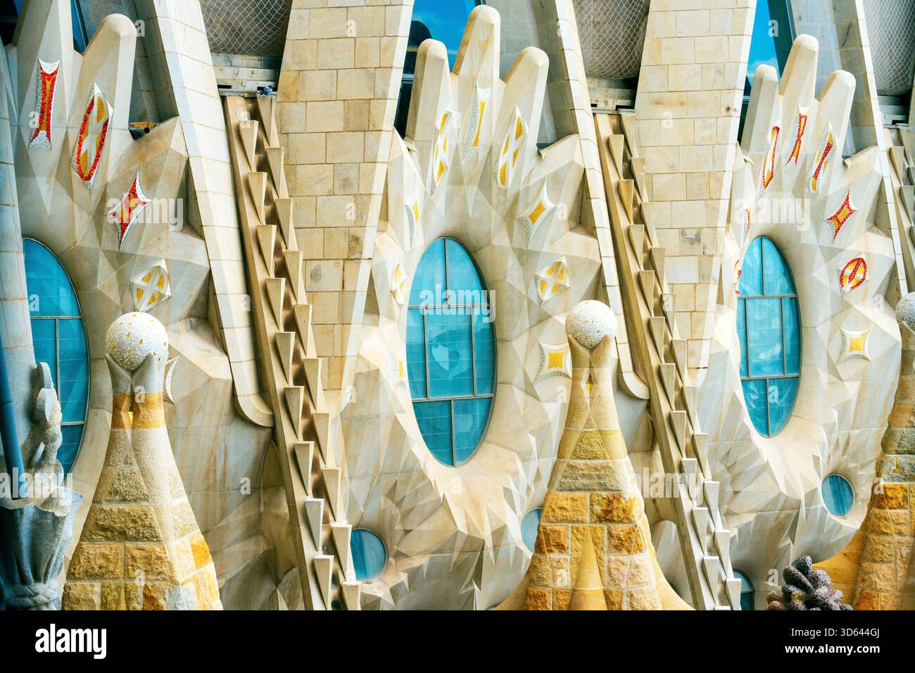 Mosaïque de trencadís, style de Gaudí. L’utilisation de formes organiques courbées plutôt que plates a conduit Gaudí à créer son propre langage. Extérieur de l'art nouv Banque D'Images