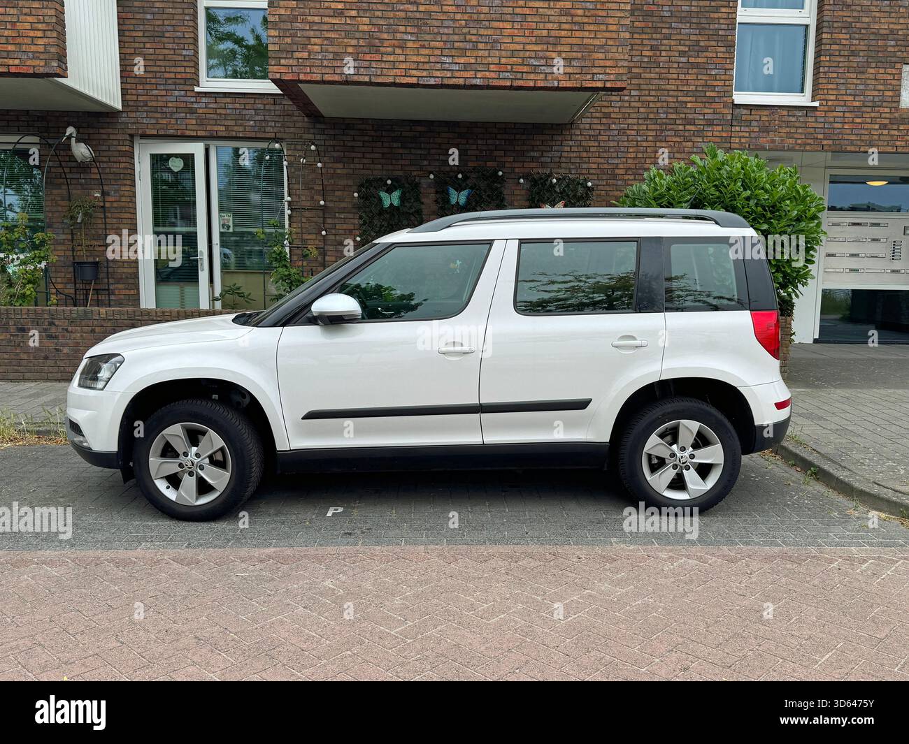 Huizen, pays-Bas - 22 juin 2025 : White Skoda Yeti garé sur un parking public. Personne dans le véhicule. Banque D'Images