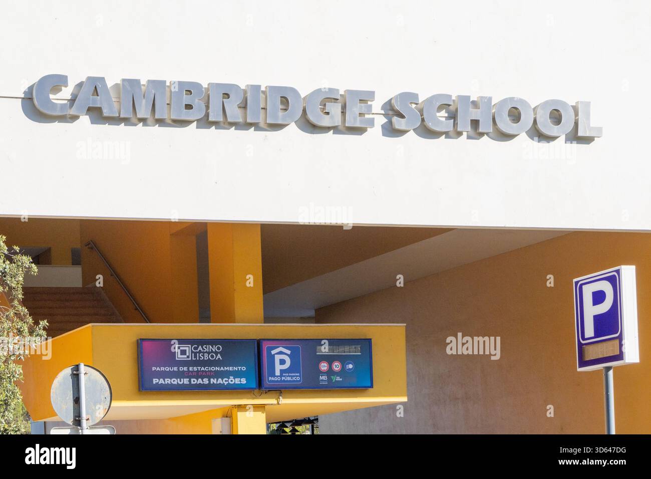 Panneau de l'école Cambridge au-dessus d'une entrée de parking public dans parque das nacoes, lisbonne Banque D'Images