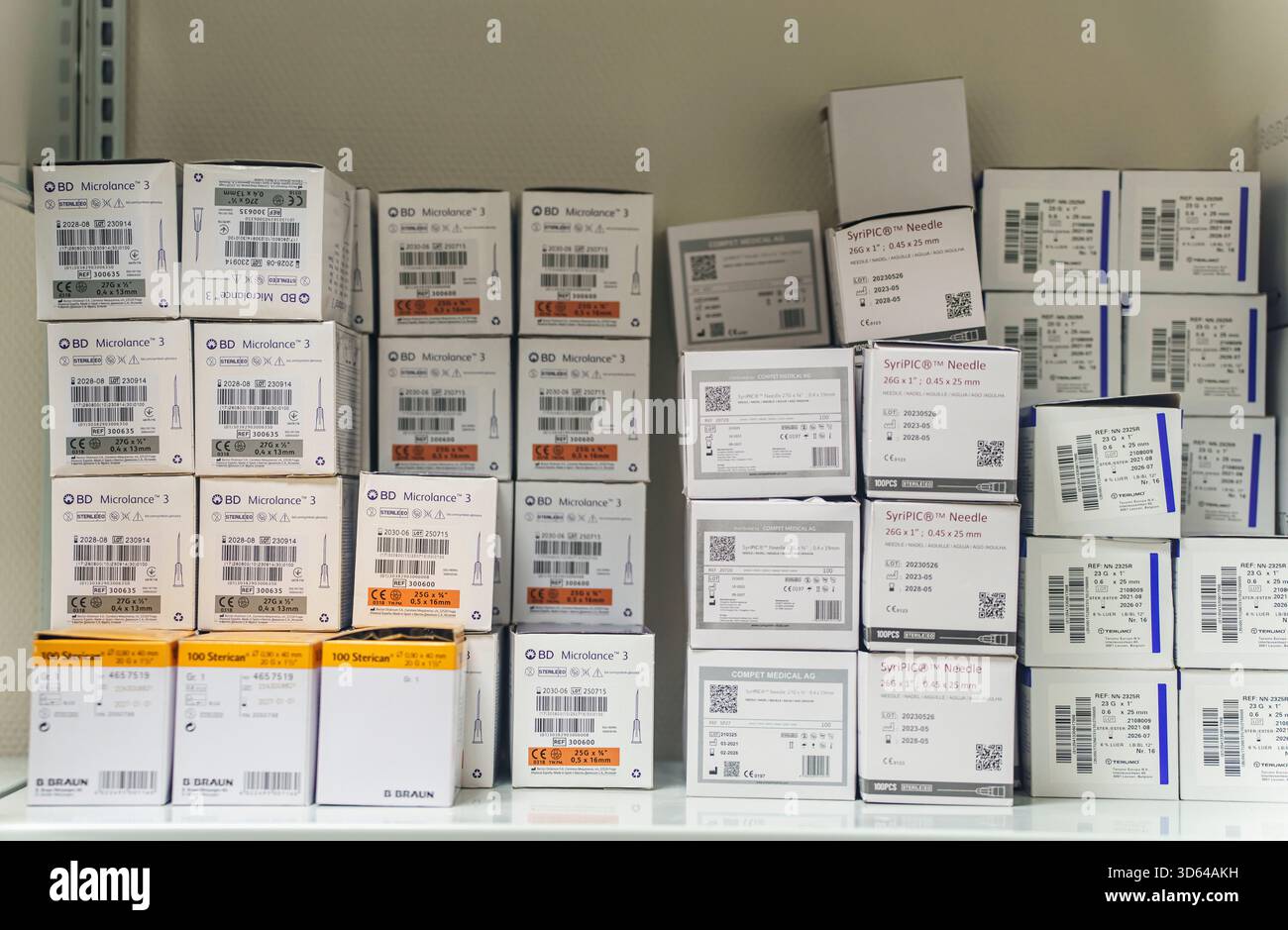 18 novembre 2025, Hesse, Francfort/main : des ustensiles propres pour l'auto-administration de médicaments sont disponibles. Integrative Drogenhilfe (idh) gère un centre permanent à Niddastrasse 49 où les toxicomanes peuvent administrer de l’héroïne, du crack et d’autres médicaments dans un environnement sûr et propre. Des ustensiles stériles pour la consommation de drogues sont disponibles, ainsi que des médecins et des travailleurs sociaux. Photo : Andreas Arnold/dpa Banque D'Images
