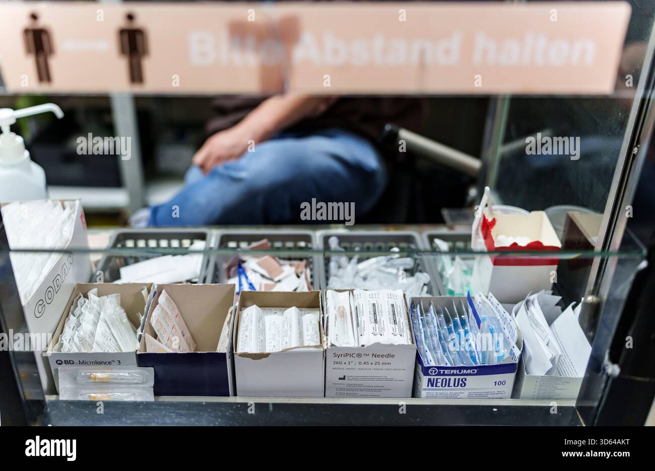 18 novembre 2025, Hesse, Francfort/main : des ustensiles propres pour l'auto-administration des médicaments sont disponibles au dispensaire de l'établissement. Integrative Drogenhilfe (idh) gère un centre permanent à Niddastrasse 49 où les toxicomanes peuvent administrer de l’héroïne, du crack et d’autres médicaments dans un environnement sûr et propre. Des ustensiles stériles pour la consommation de drogues ainsi que des médecins et des travailleurs sociaux sont disponibles. Photo : Andreas Arnold/dpa Banque D'Images