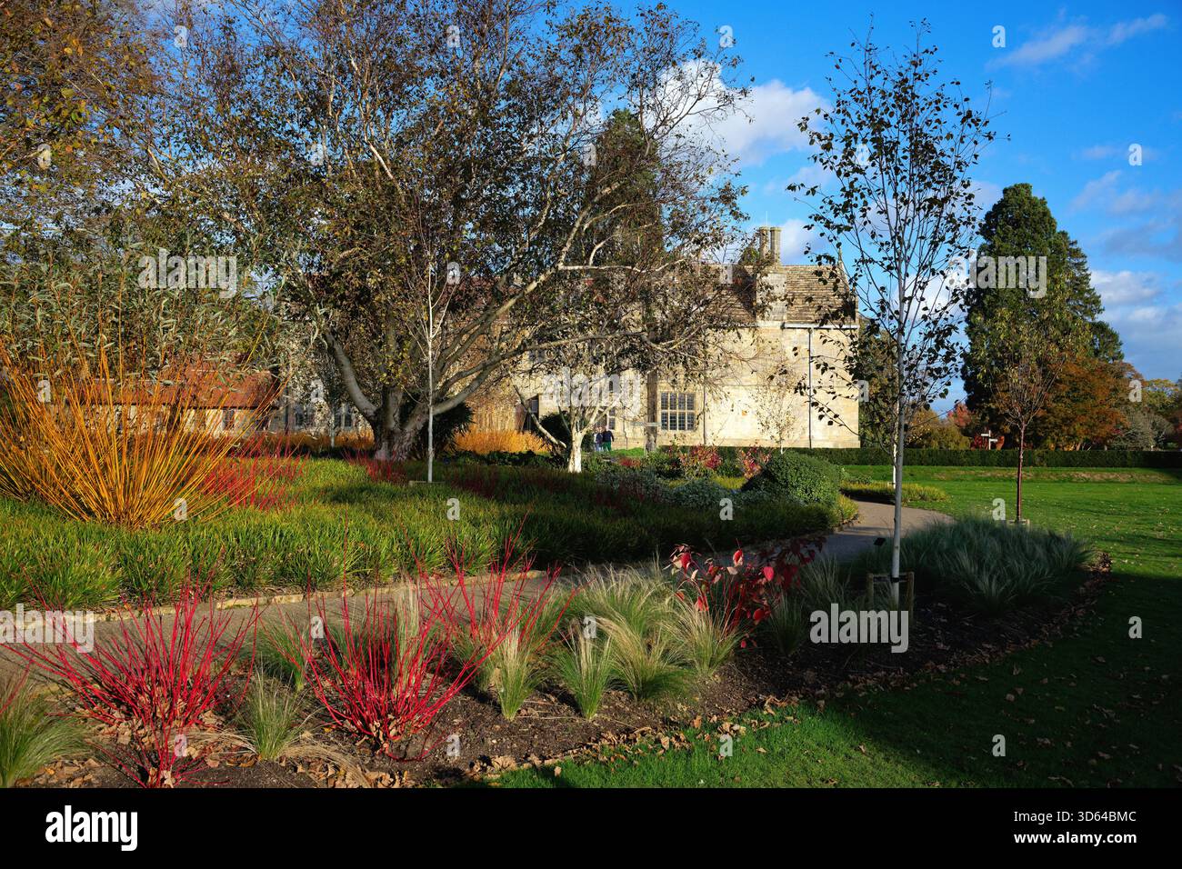 Les jardins RHS à Wakehurst place Ardingly sur une journée d'automne ensoleillée West Sussex England UK Banque D'Images