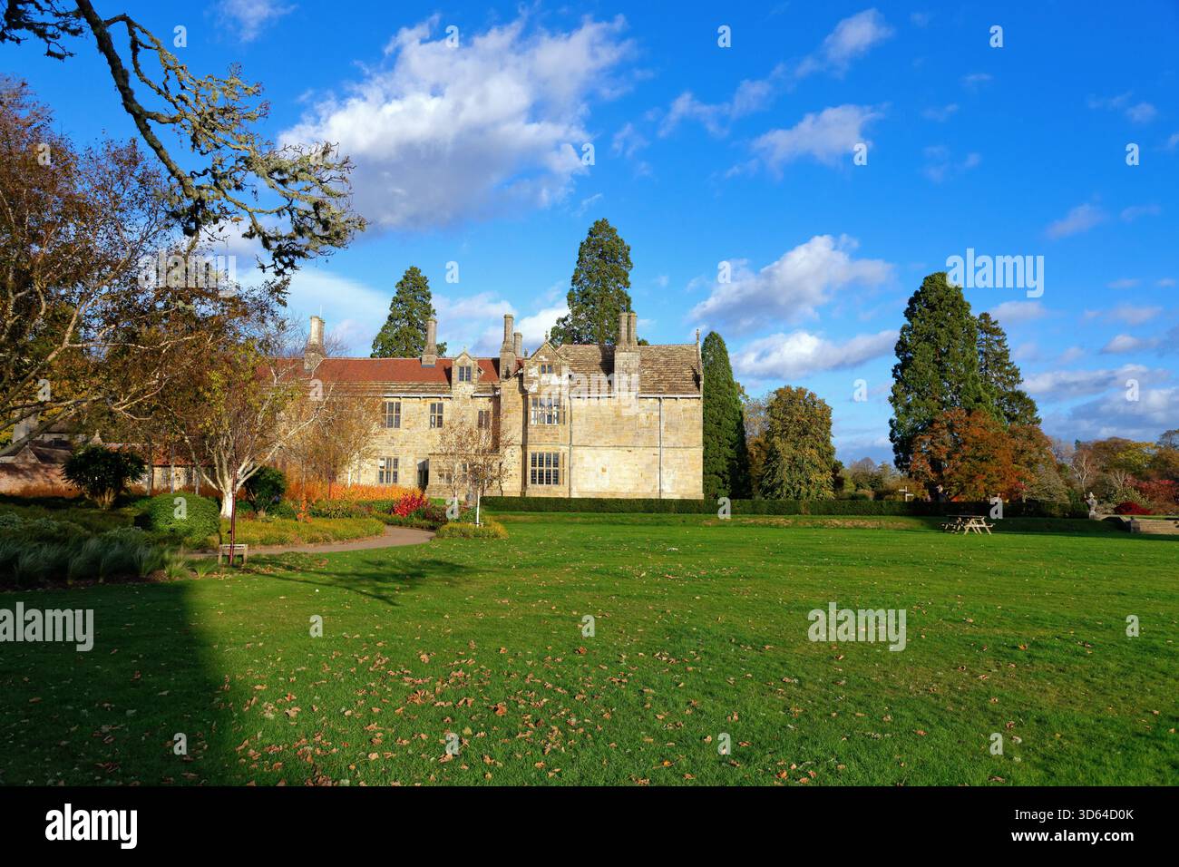 Les jardins RHS à Wakehurst place Ardingly sur une journée d'automne ensoleillée West Sussex England UK Banque D'Images